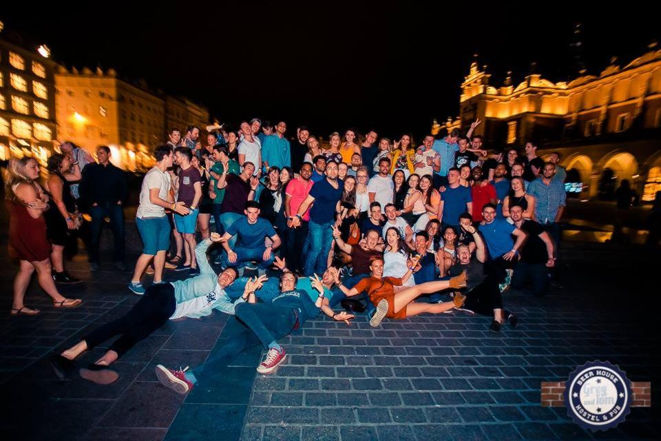 um grande grupo de pessoas posando para uma foto em Greg&Tom Beer House Hostel em Cracóvia