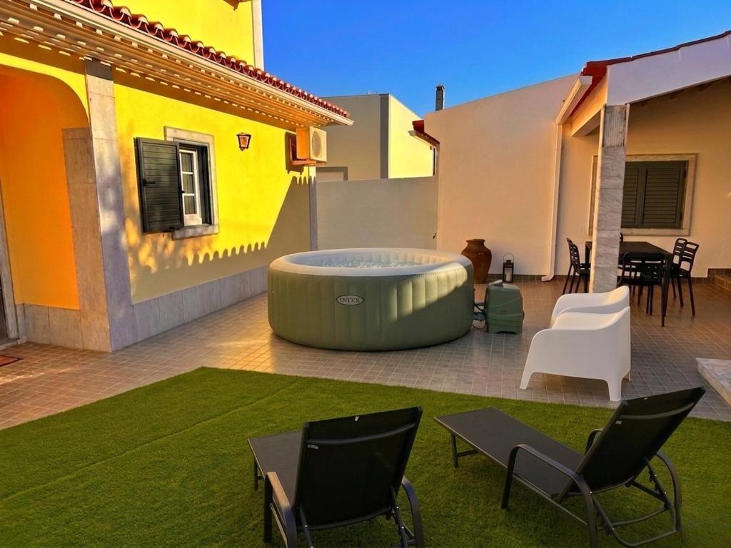 a backyard with a large tub in the middle of a house at Sítio D'Elvas in Elvas