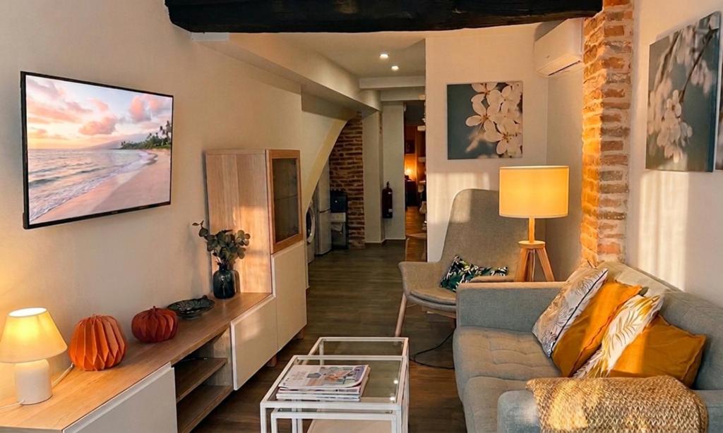 a living room with a couch and a table at El Apartamento de Hervás in Hervás