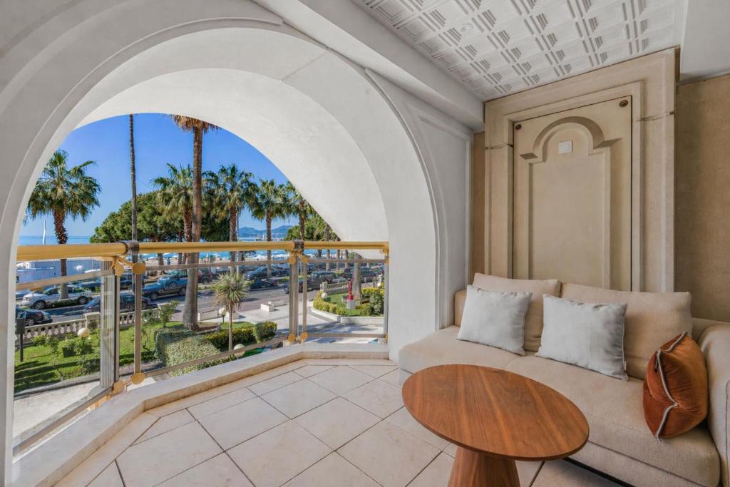 Ref 2058 Cannes Croisette Luxury 2-Bedroom Apartment Indoor Pool for rent