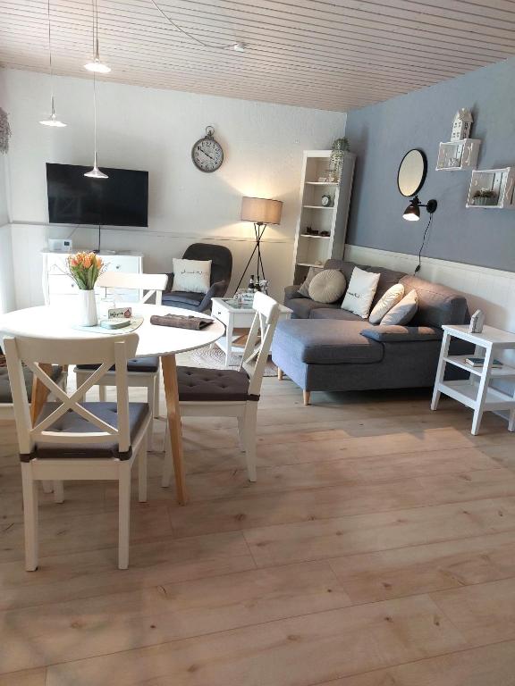a living room with a table and a couch at Ferienwohnungen Naheliebe in Bärenbach