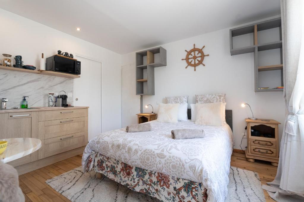 Llit o llits en una habitació de Chambre - Vue sur Alignements