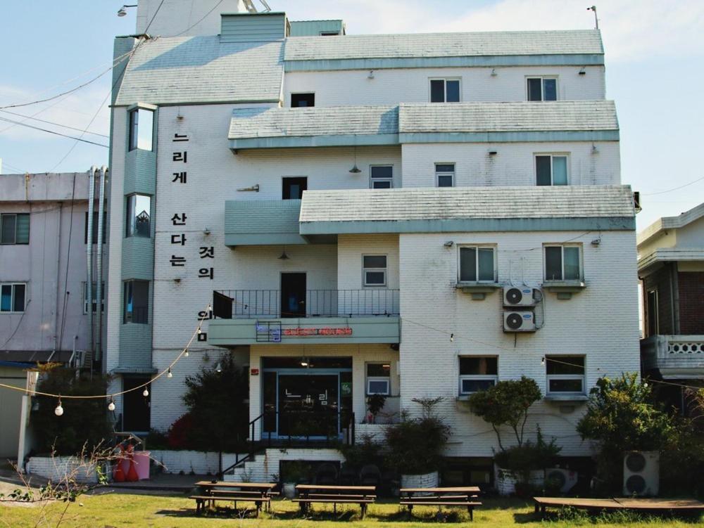 a building with writing on the side of it at Suncheon Guest House Nreem in Suncheon