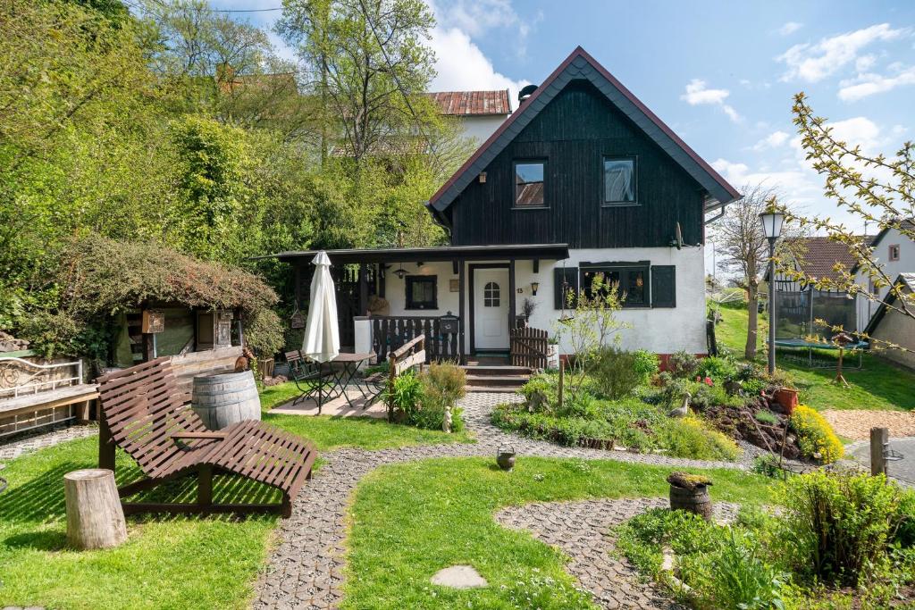 a black and white house with a garden at Toms Hütte in Udler