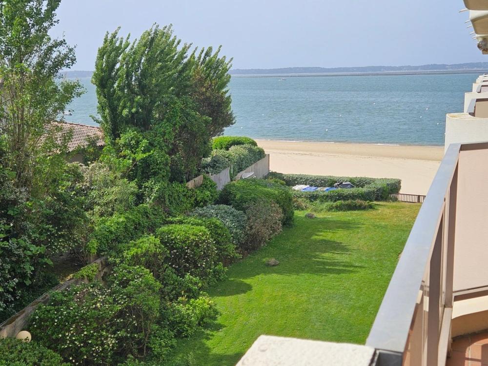 a view of the beach from the balcony of a house at Plage Pereire Arcachon vue sur mer in Arcachon