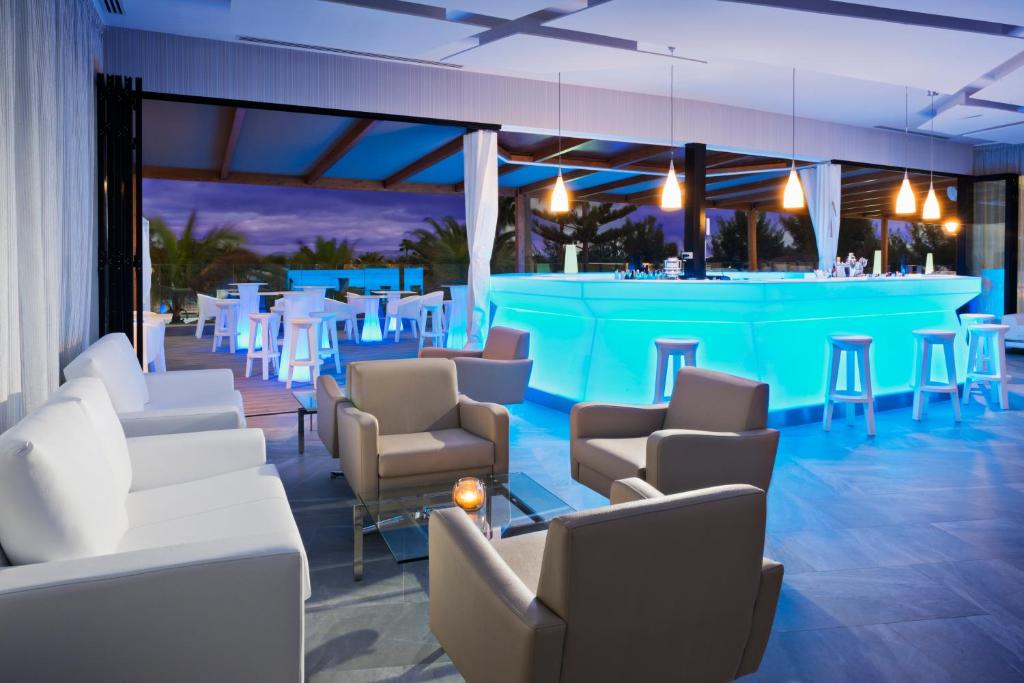 Bazén v ubytování Elba Premium Suites - Adults Only nebo v jeho okolí