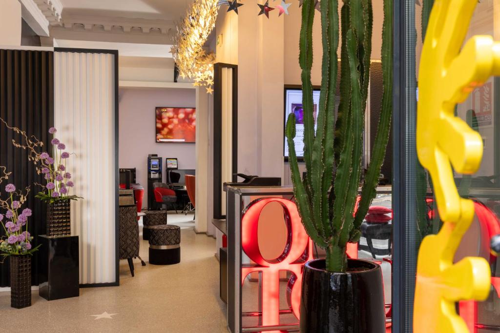 a room with a potted plant in a store at Hôtel du Triangle d'Or - Proche Madeleine in Paris
