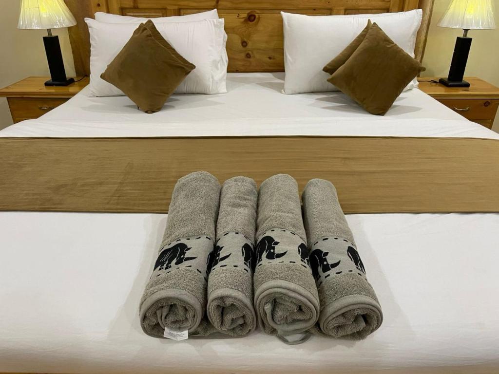 Skardu Saraye Hotel & Resort - Deluxe Room (2 Adults + 1 Child)