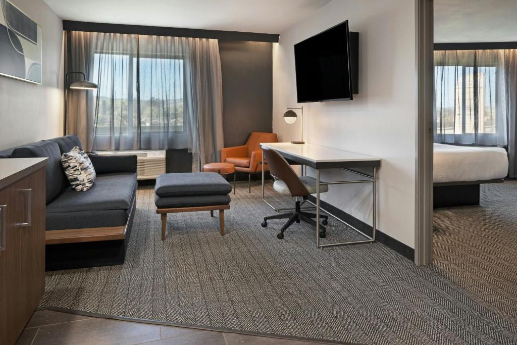 Hotel Chino Hills - 