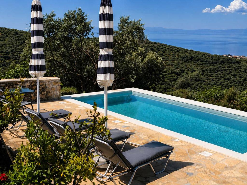 Niki's Tower - Serene Seaview Stone Getaway