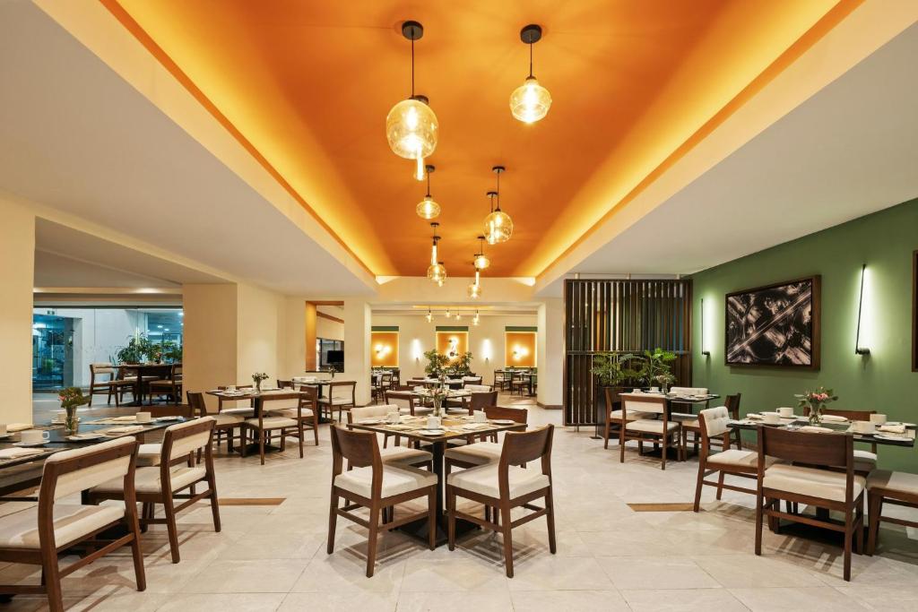 a dining room with tables and chairs at Fiesta Americana Guadalajara in Guadalajara