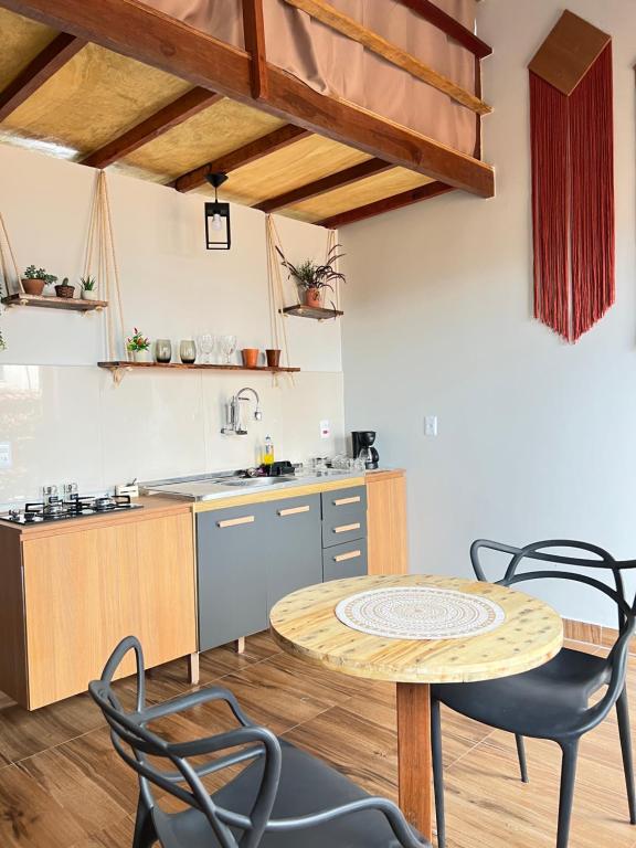 a kitchen with a table and chairs in a room at Apt estiloso 01 in Paragominas