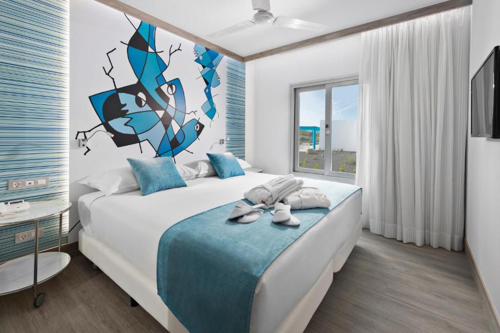 Postel nebo postele na pokoji v ubytování Elba Premium Suites - Adults Only