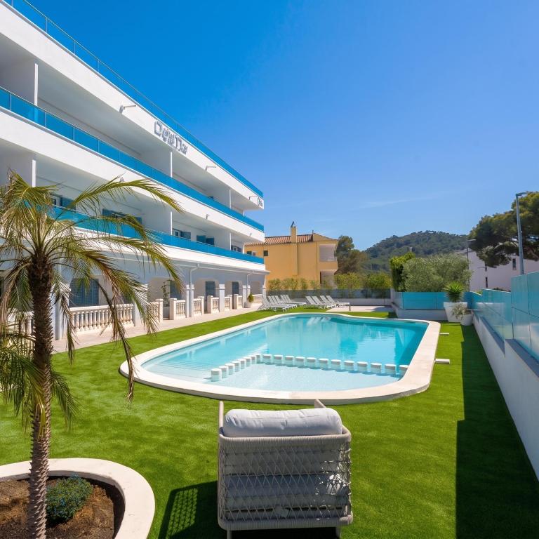 a swimming pool on the side of a building at DOLS MAR APARTMENTS in Camp de Mar
