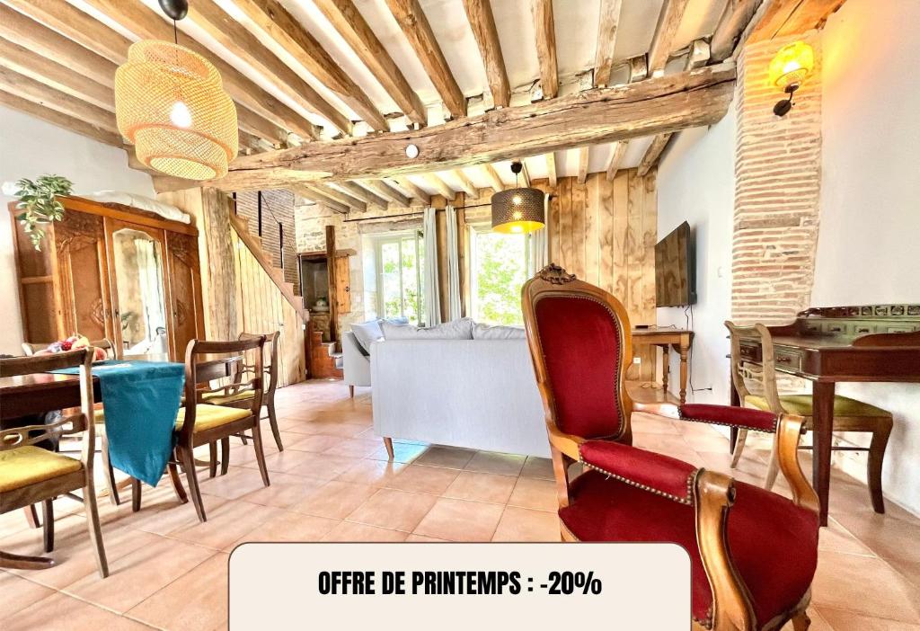 a living room with chairs and a table at Baolocation Bouhy - Idéal famille & groupe d'amis -16min Guédelon - Wifi in Bouhy