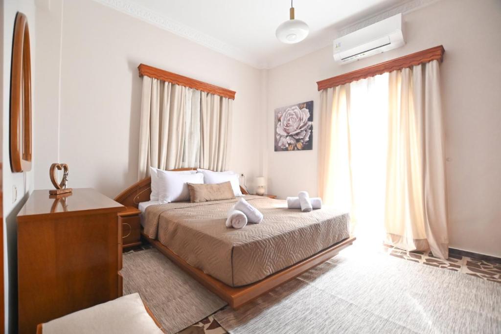 ein Schlafzimmer mit einem Bett, einer Kommode und einem Fenster in der Unterkunft Evis' House in Khoríon