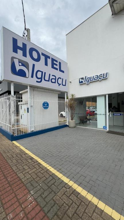 a hotel sign on the side of a building at Hotel Iguaçu Chapecó in Chapecó