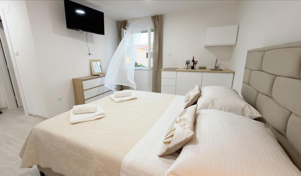 ein Schlafzimmer mit einem Bett, auf dem zwei Handtücher liegen in der Unterkunft Studio Perina in Trogir