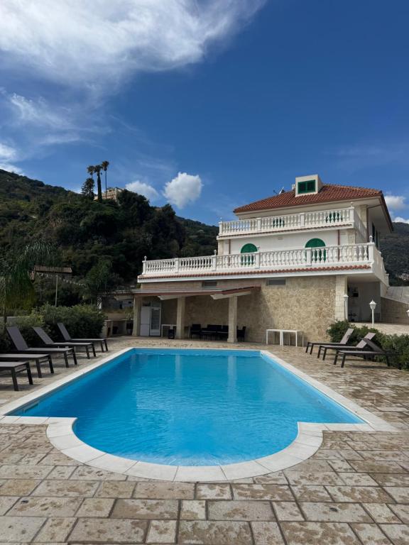 a large swimming pool in front of a building at Villa Frank in Itala