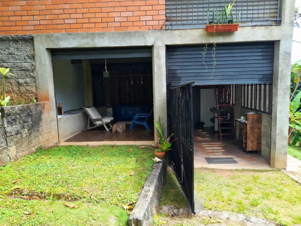 a garage with a door and a table and a chair at Alojamiento campestre in Cali