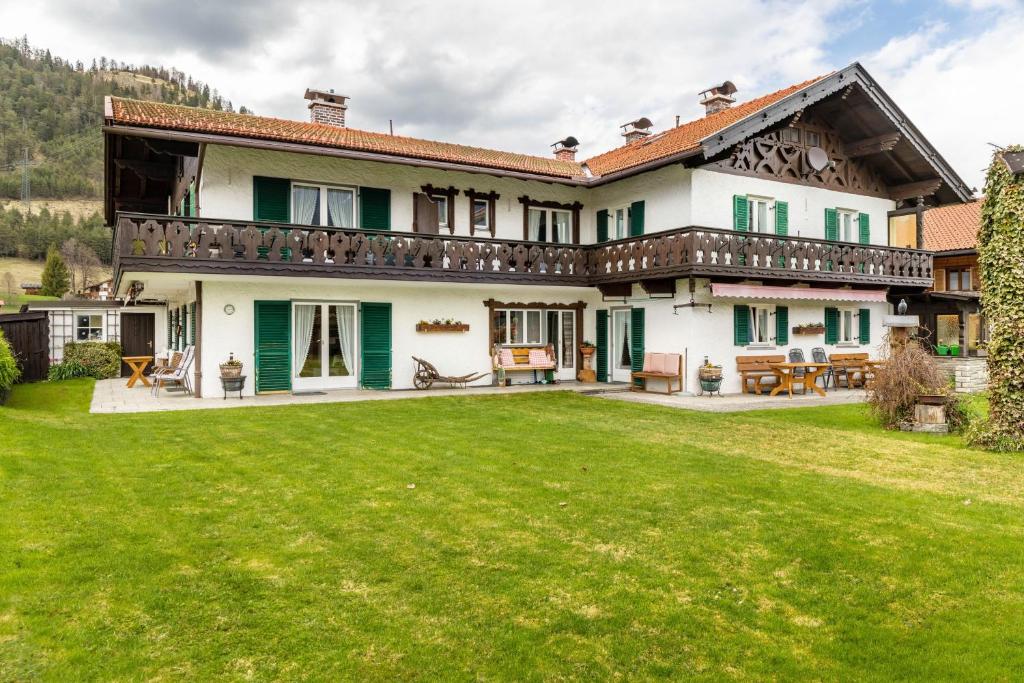 an exterior view of a house with a large yard at Ferienwohnung Parterre in Wallgau