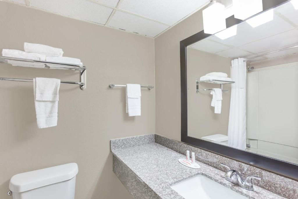Super 8 by Wyndham Buffalo - King Room - Non-Smoking