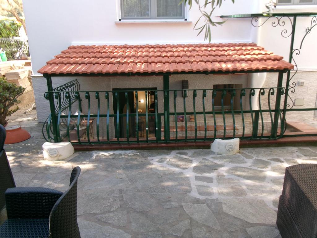 a small dog house with a gate on a patio at Capri Coral Home in Anacapri