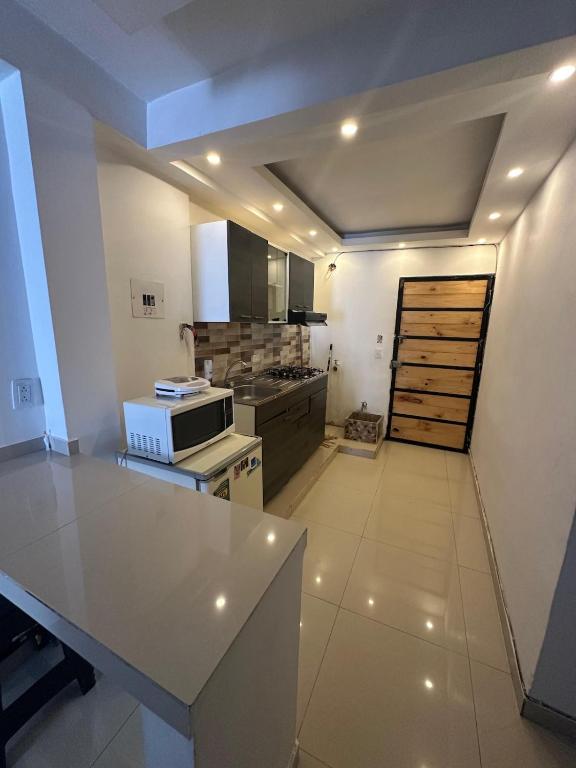 a kitchen with a white counter top in a room at Aparta studio Zona Centro in Darién