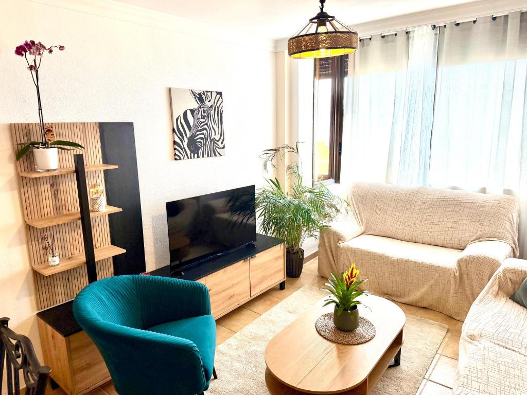 ein Wohnzimmer mit Sofa und Fernseher in der Unterkunft Duplex Petrales in Tejina