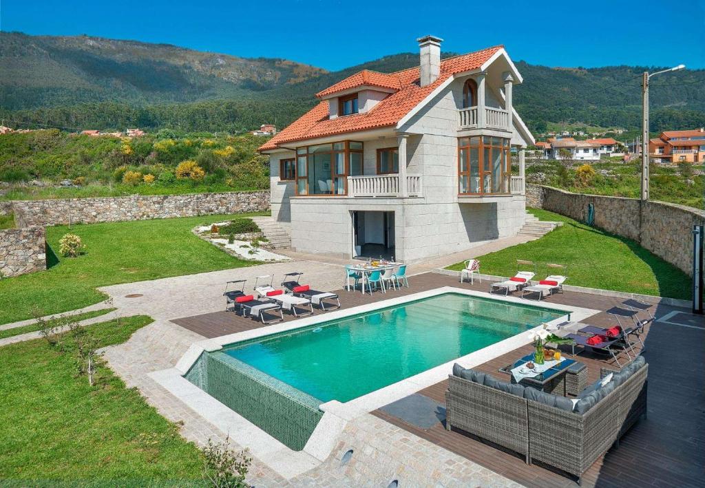 an aerial view of a house with a swimming pool at Casa do Seixo in Oia