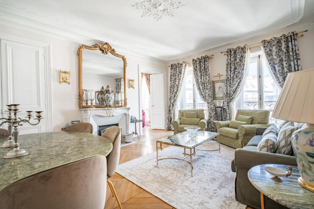 Elegant Luxury Apartment on Champs Elysees