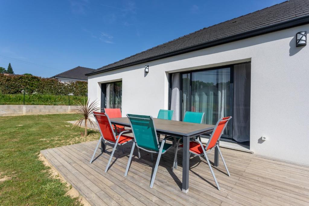 a table and chairs sitting on a deck at Maison Lahourcade in Lahourcade