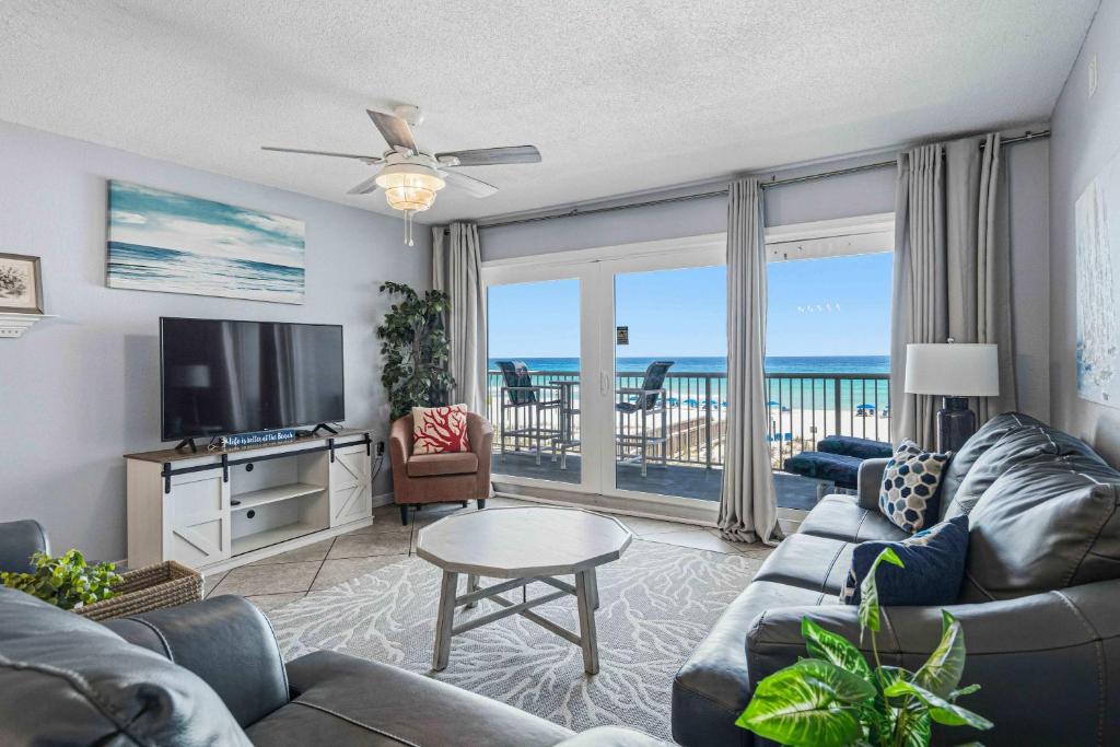 Comfy beachfront condo with central AC pool access ocean view and washer&dryer, Destin, FL