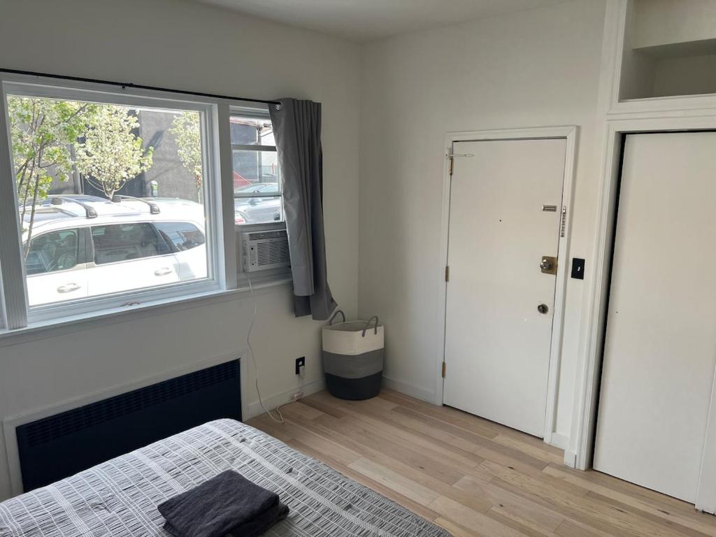 a bedroom with a bed and a window and a car at Tír na nÓg in Union City