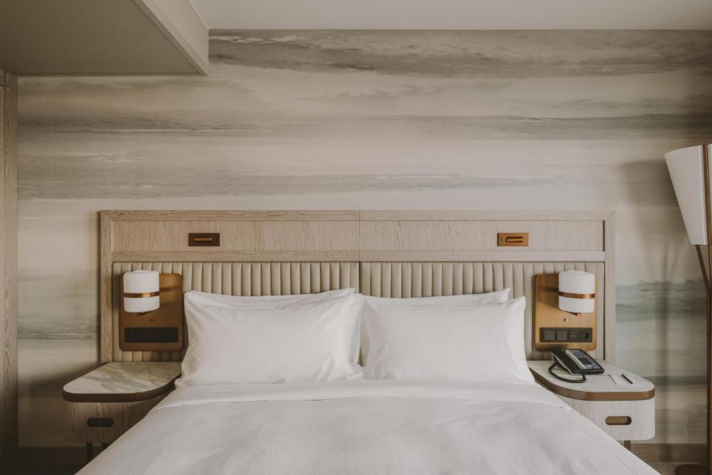غرفة تنفيذية مع بإطلالة على البحر , 1 KING BED, PARTIAL 1 KINGBED