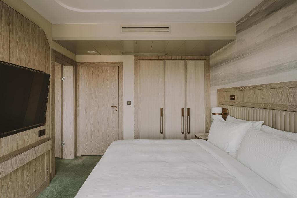غرفة تنفيذية مع بإطلالة على البحر , 1 KING BED, PARTIAL 1 KINGBED