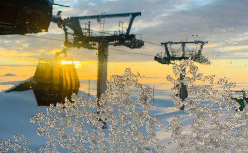 a bunch of snow on a ski lift at Appartement, 6 pers Casserousse 310 in Chamrousse