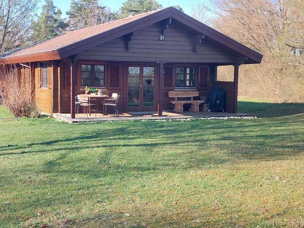 a log cabin with a picnic table in the yard at Ferienhaus Tauber 21 in Hayingen