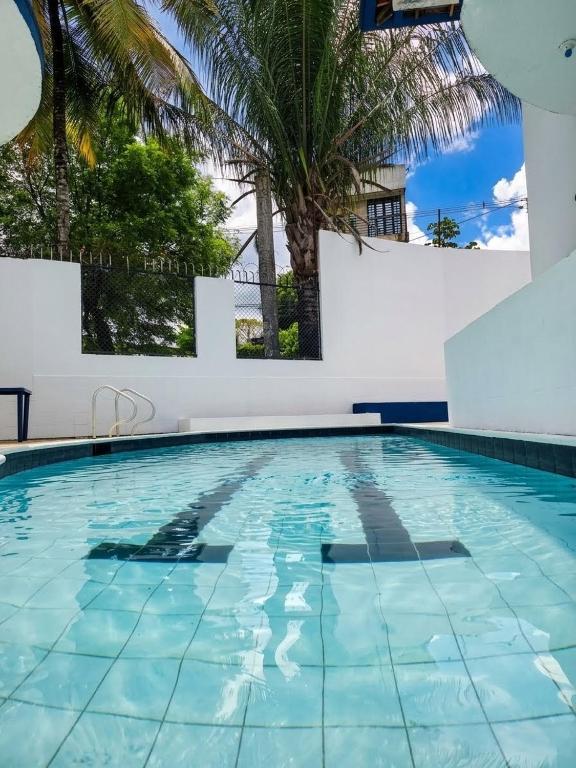 ein großes Schwimmbecken mit blauem Wasser in der Unterkunft Hotel Astoria in Melgar