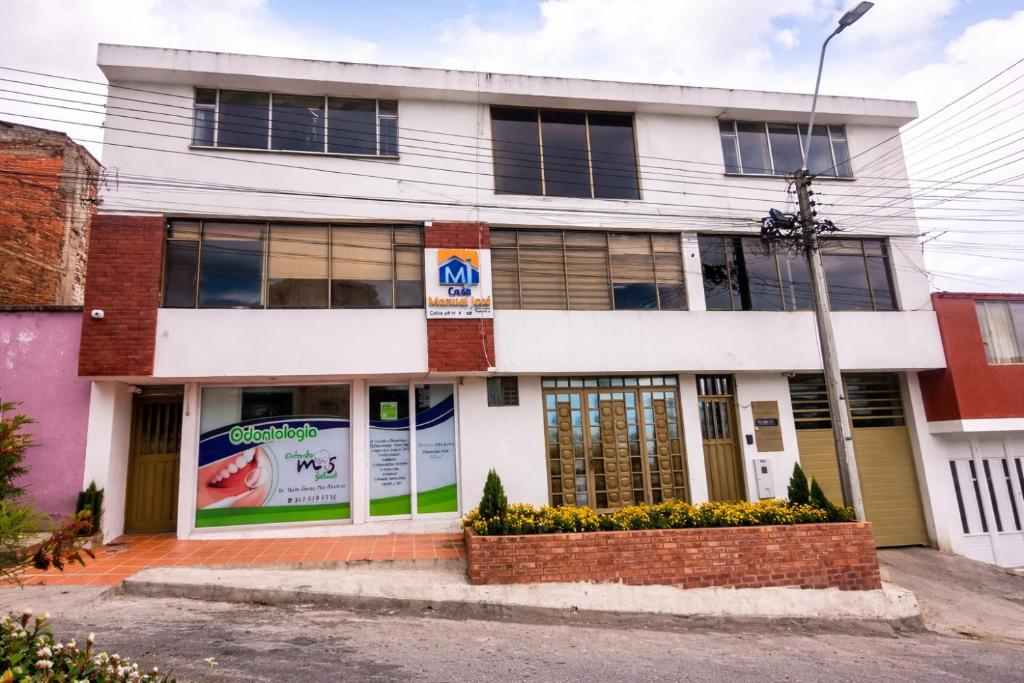 a building on the corner of a street at Apartamentos CasaMJ Tunja Confort y Parqueadero in Tunja