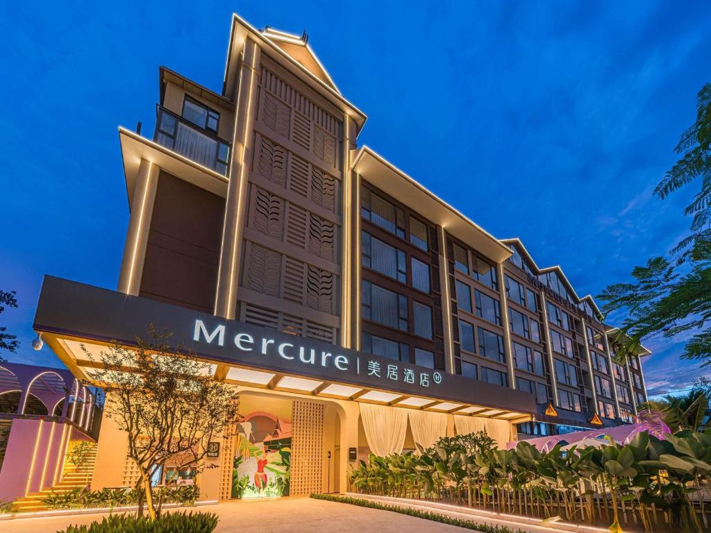an exterior view of the metropolis hotel at Mercure Xishuangbanna in Jinghong