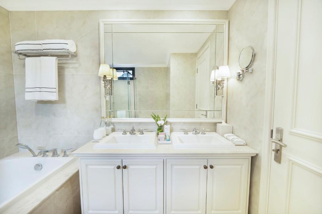 Biệt Thự 4 Phòng Ngủ Với Tầm Nhìn Ra Vườn Và Hồ Bơi Riêng