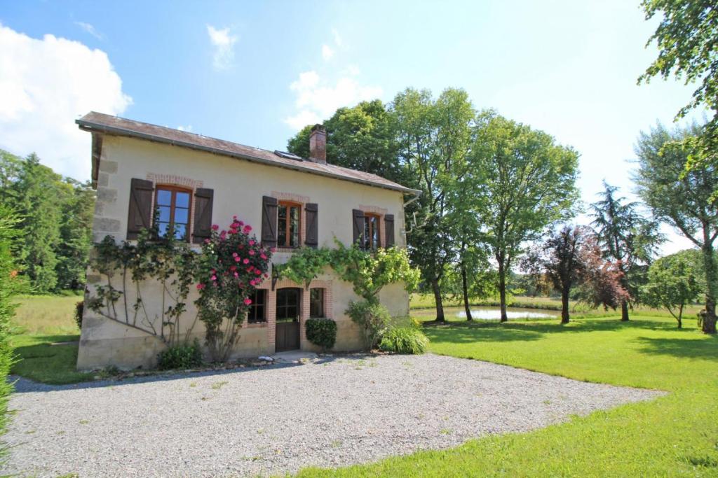 a house with flowers on the front of it at Pierre-brune in Saint-Priest-Taurion