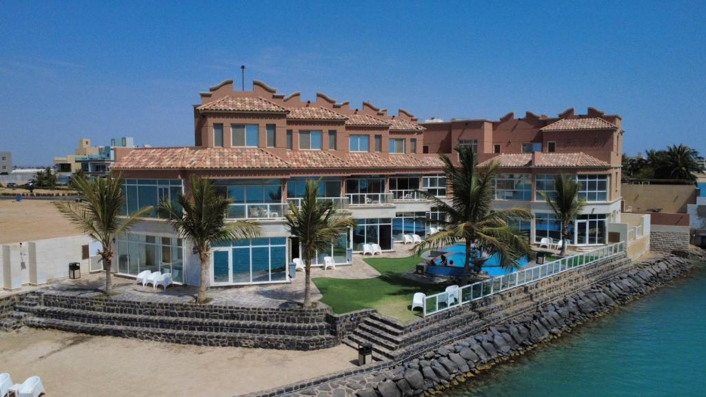 an aerial view of a large house on the beach at فلل كوڤا بيتش - للعائلات فقط in Durat Alarous