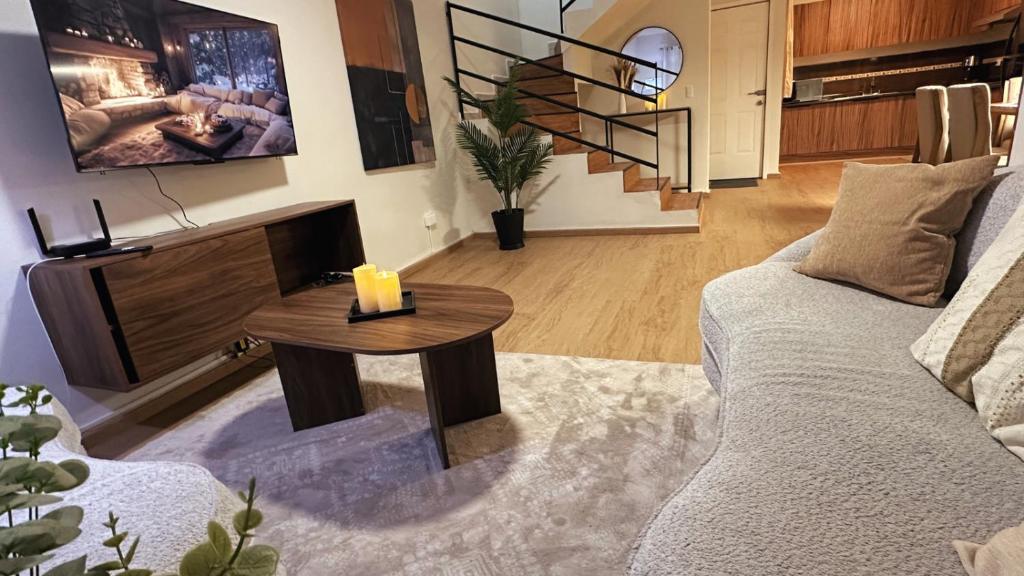 ein Wohnzimmer mit Sofa und Tisch in der Unterkunft Casa Luma in Aguascalientes