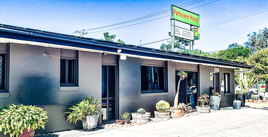 a restaurant with potted plants outside of a building at Dalby Parkview Motel in Dalby