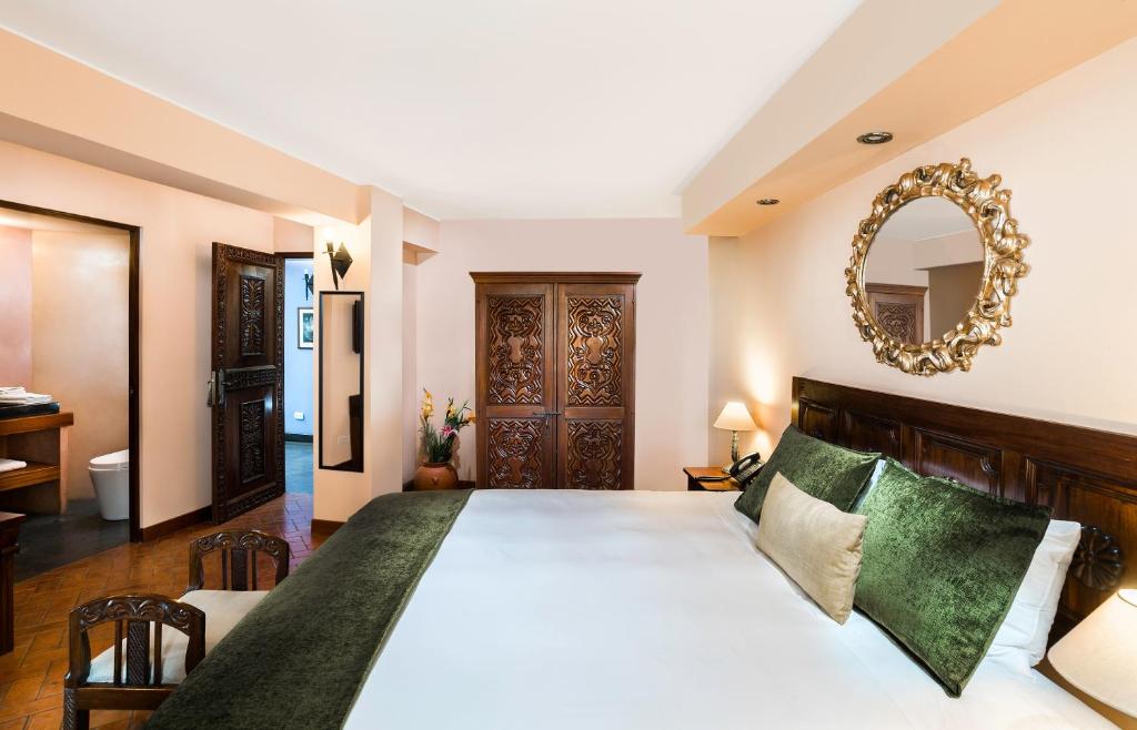 Postel nebo postele na pokoji v ubytování Katari Hotel at Plaza de Armas