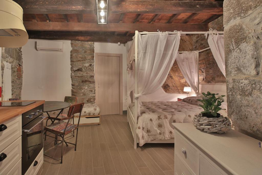 una cucina e una camera con un letto di Cantina del Pescatore a Riomaggiore