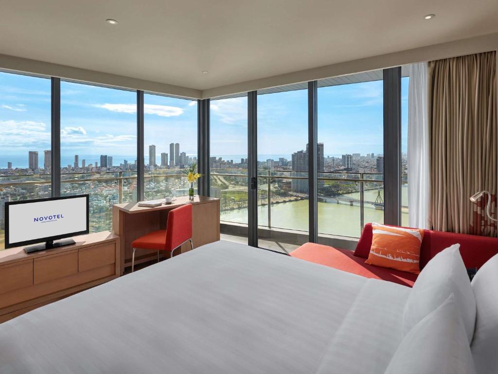 Corner King Room with Balcony and Panoramic River View - Executive Lounge Access