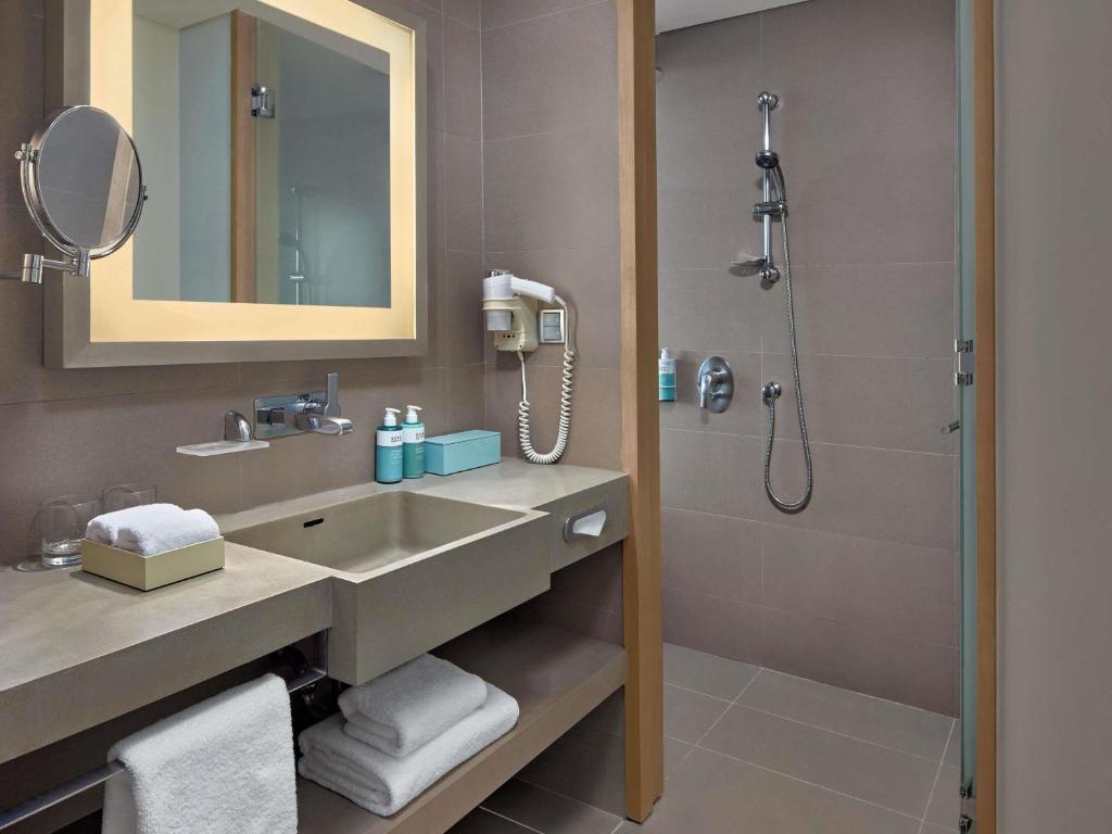 Corner King Room with Balcony and Panoramic River View - Executive Lounge Access